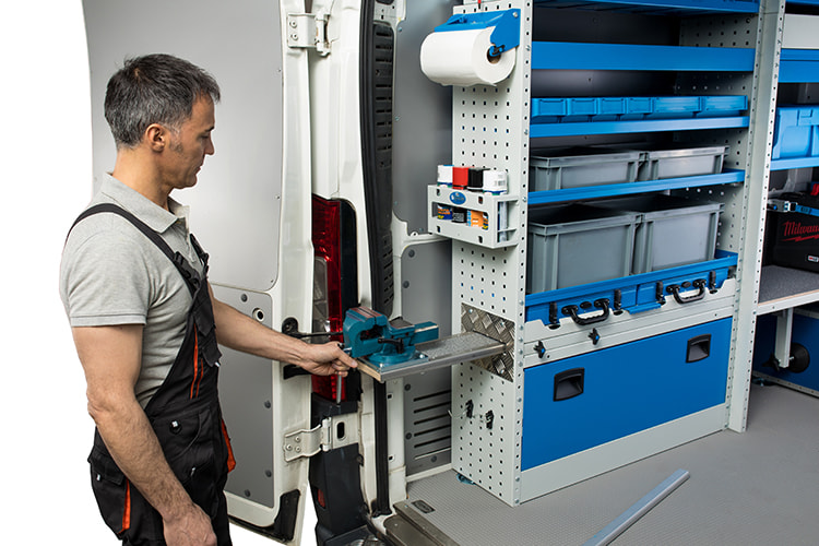 Syncro removable clamp holder opening